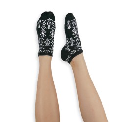 Veselé ponožky HESTY - Čičmany členkové čierne