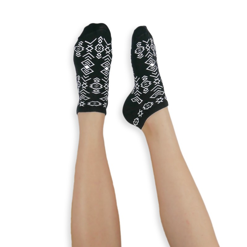 E-shop HESTY Veselé ponožky HESTY - Čičmany členkové čierne 35-38