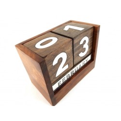 Drevený kalendár s kovovým číselníkom